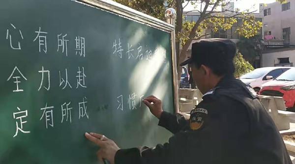 焦作一学校保安手写“印刷体”粉笔字成网红 精通多种字体